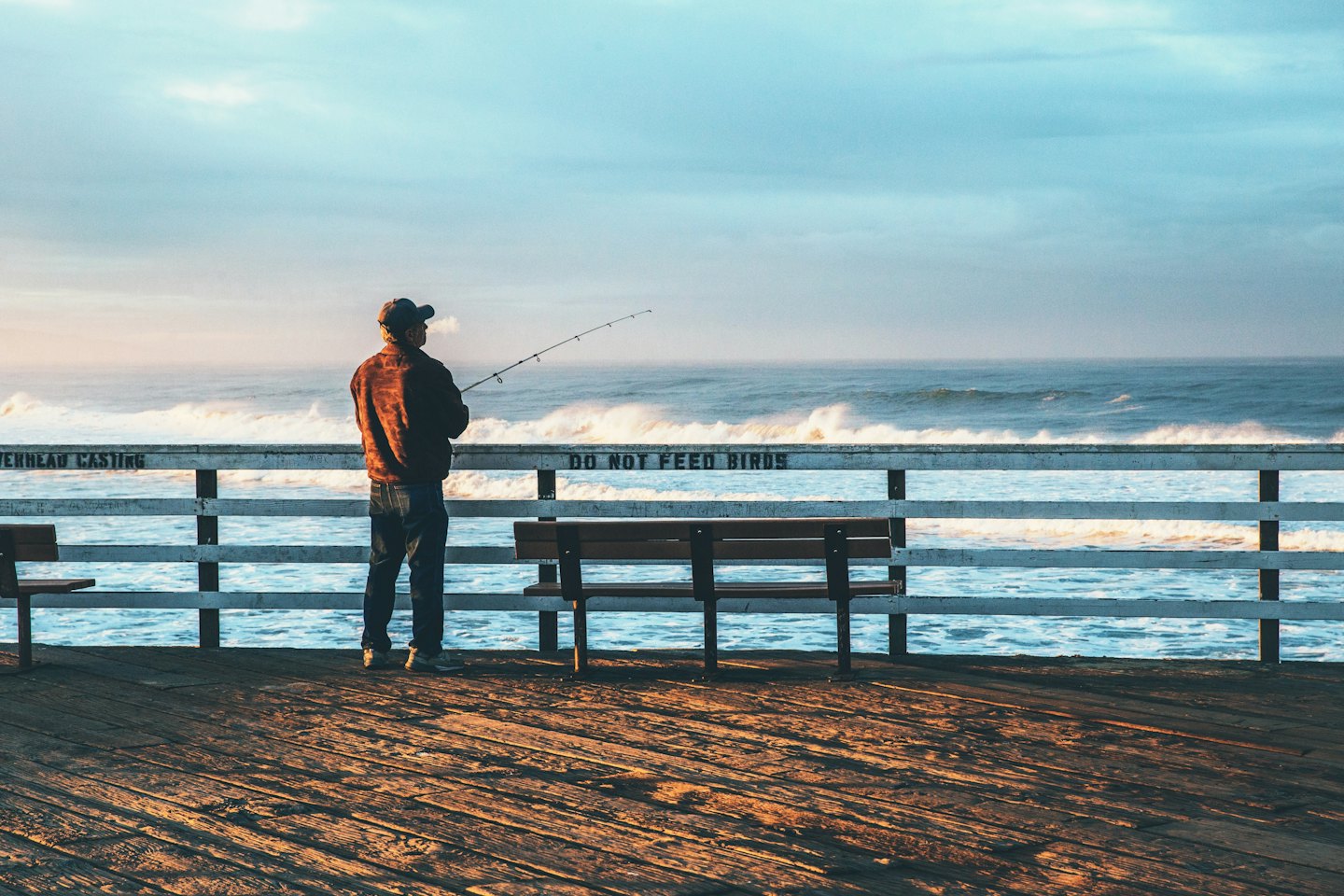 Angler an der Küste mit Blick über das Meer